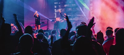 线上球迷社区互动场景，用户正在热烈讨论比赛并分享观点