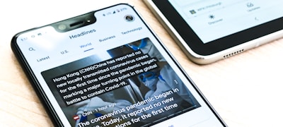 体育新闻编辑室，记者正在撰写最新的赛事快报与深度分析