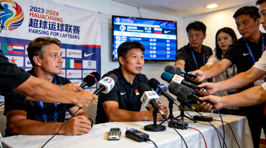 体育新闻发布现场，记者正在进行赛事报道采访