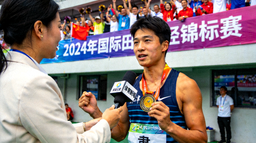 体育新闻现场，记者正在进行赛事采访与报道